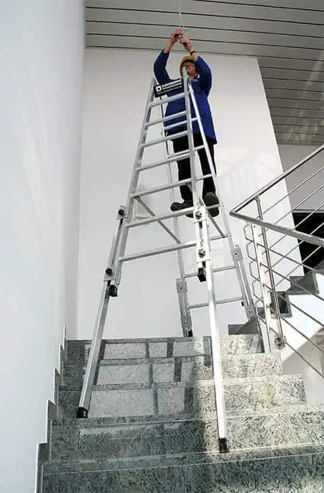 GÜNZBURGER TREPPEN-STEHLEITER mit 4 ausschiebbaren Holmen