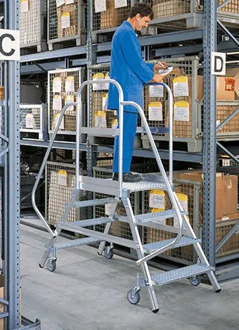 Günzburger Steigtechnik – Aluminium Podestleiter beidseitig begehbar mit Federrollen